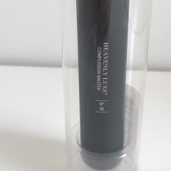 COPY - IT Cosmetics Heavenly Luxe Complexion Master Brush #16 - Picture 10 of 11